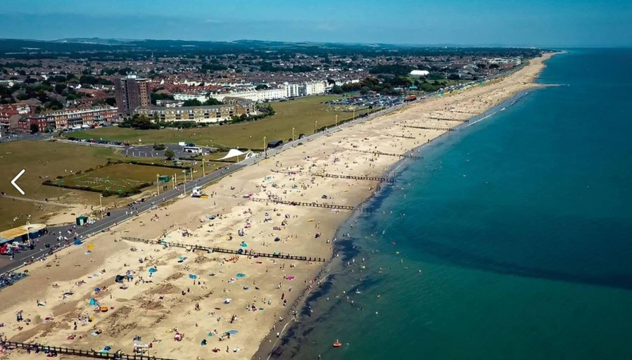 5, Spacious Seafront Apartment, Garden & Free Parking, West Sussex