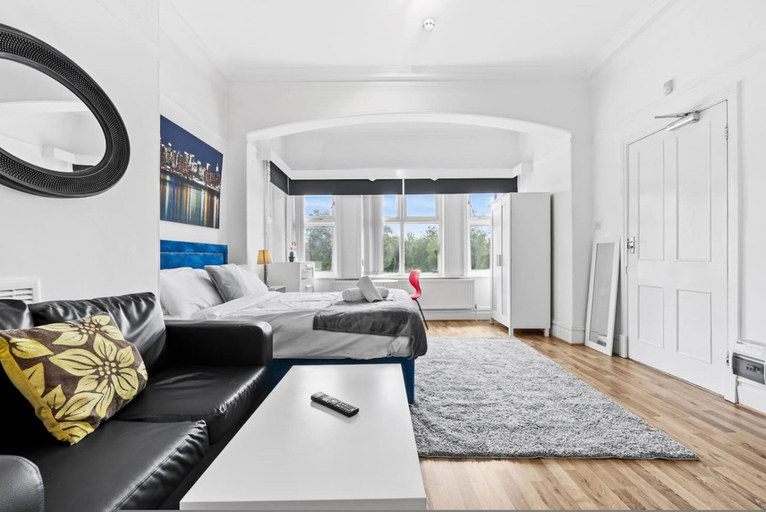 Room 3, Cosy Leeds Studio Ensuite Kitchenette Wifi Street Parking, Leeds