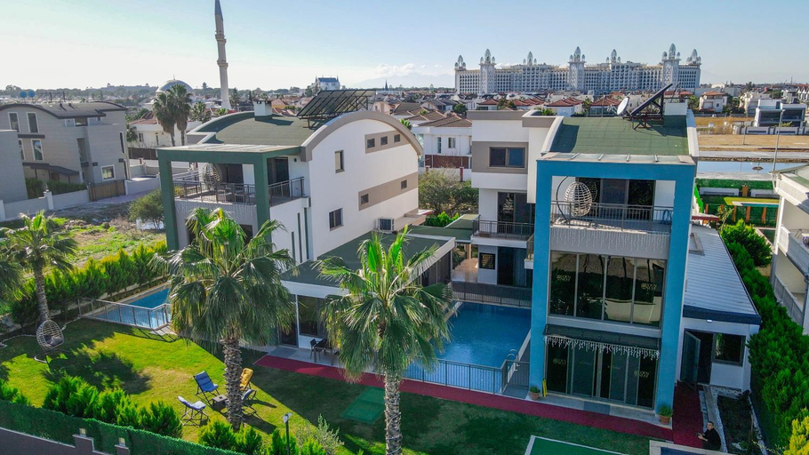 Exterior & Views