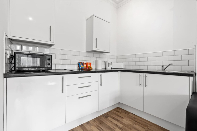 Room 4, Cosy Leeds Studio Ensuite Kitchenette Wifi Street Parking, Leeds