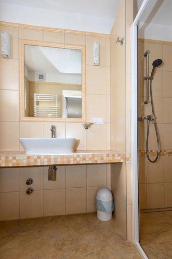 Bathroom 5, Villa Nautilus, Kamień