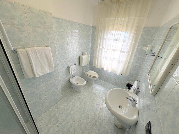 Bathroom 4, President, Rimini