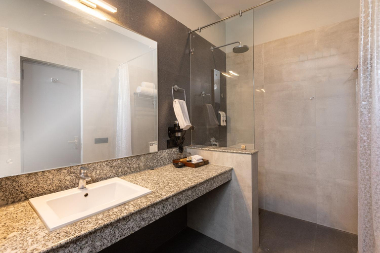 Bathroom 5, The Golden Tusk - By Ivory Destinations, Nainital