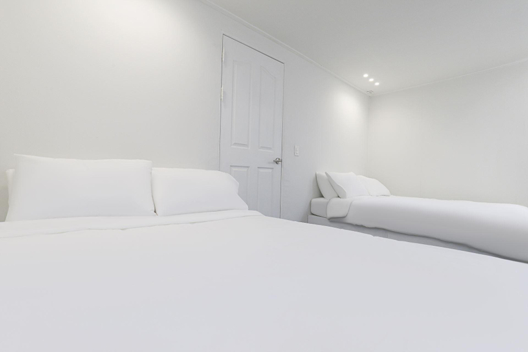 Bedroom 3, Cheonan Pine Hotel, Cheonan