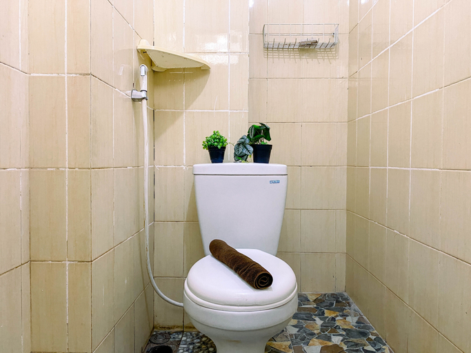 Bathroom 5, Classic and Functional 2BR at Apartment Menara Cawang By Travelio, East Jakarta