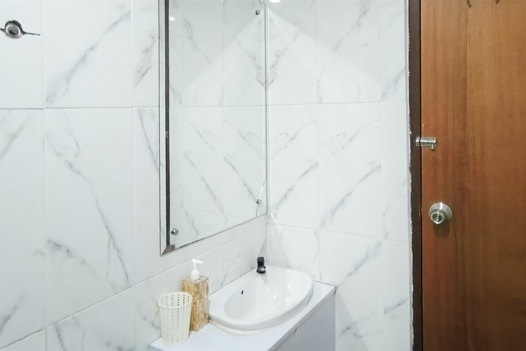 Bathroom 3, Chic and Homey 2BR at Apartment Vida View Makassar By Travelio, Makassar