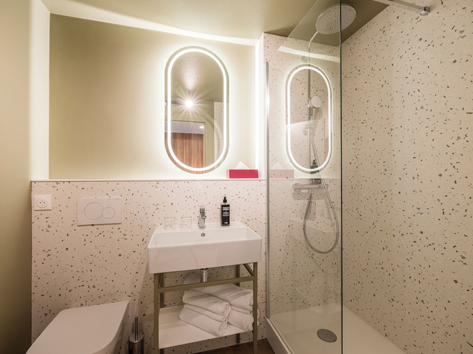 Bathroom 4, ibis Styles Annecy Le Vieux, Haute-Savoie