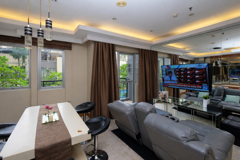 Living Room 5, Warm Combined 3BR at Maple Park Sunter Apartment By Travelio, Jakarta Utara