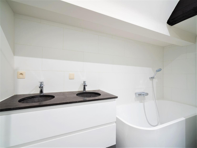 Bathroom 3, 12-Guest Apartment on the Main Square, Antwerpen