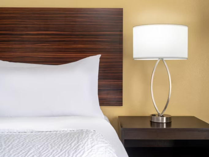 Bedroom 2, Garner Hotel Wadsworth by IHG, Medina