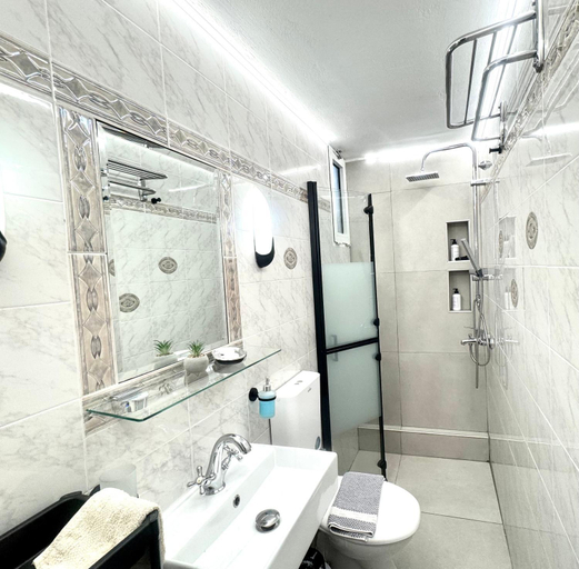 Bathroom 3, Diamond, luxury seafront house nearby Delphi, Central Greece