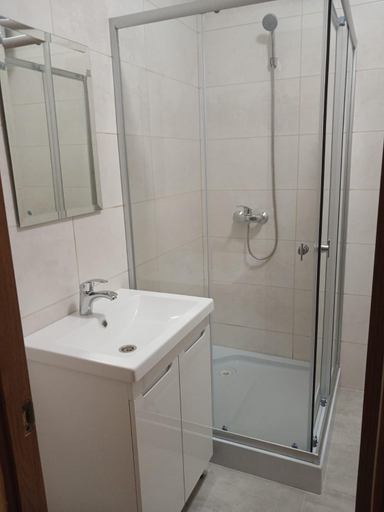 Bathroom, На березі Черемошу, Verkhovyns'kyi
