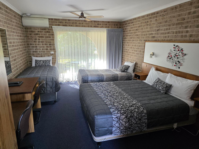 Bedroom 3, Idlewilde Town & Country Motor Inn, Bega Valley