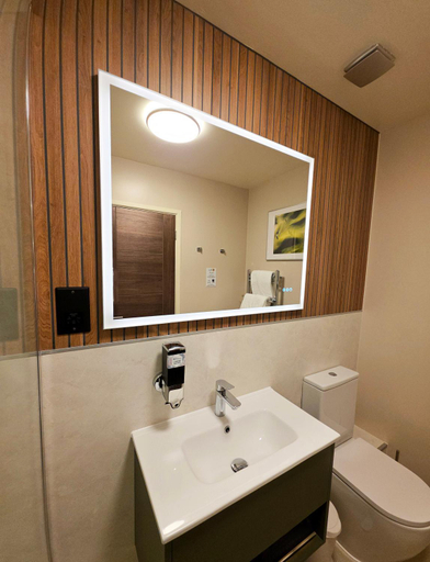 Bathroom 2, Dorset Resort Hotel, Dorset