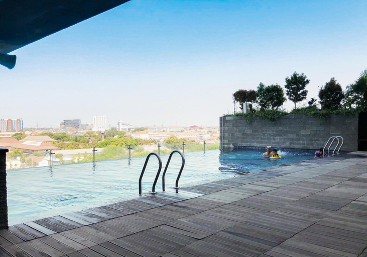 Swimming Pool 2, Comfortable and Practical Living Studio Room at Apartment Tamansari Papilio By Travelio, Surabaya