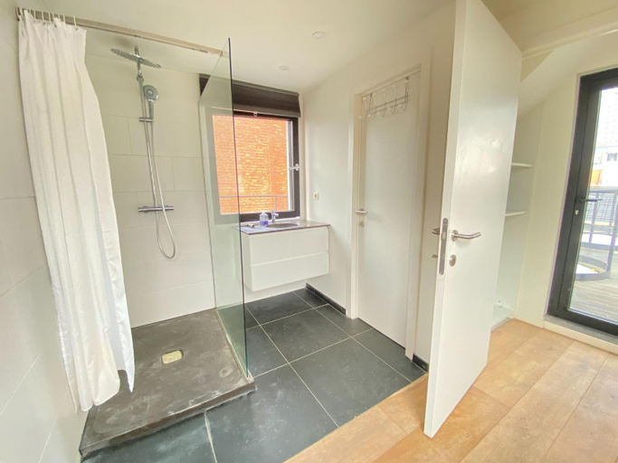 Bathroom 4, 12-Guest Apartment on the Main Square, Antwerpen