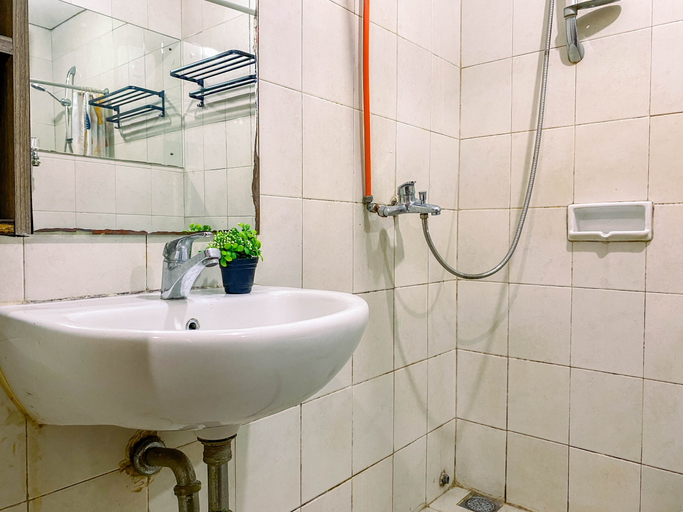 Bathroom 3, Strategic and Cozy 1BR at Apartment Thamrin Residence By Travelio, Jakarta Pusat