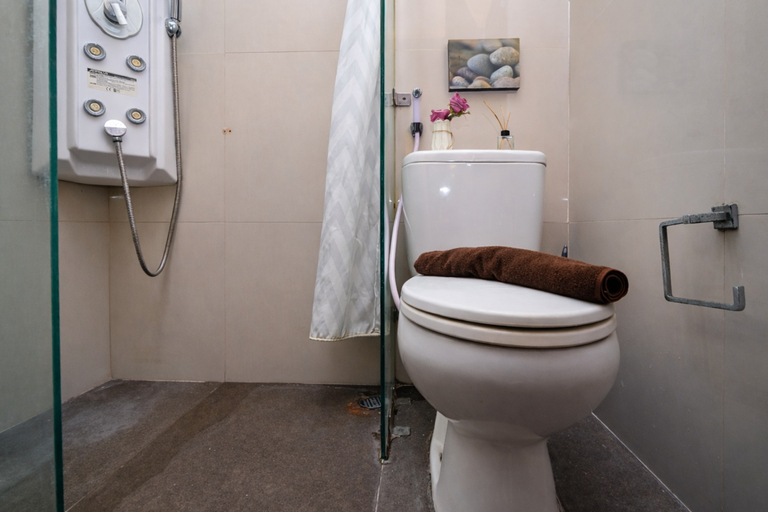 Bathroom 3, Warm Combined 3BR at Maple Park Sunter Apartment By Travelio, Jakarta Utara