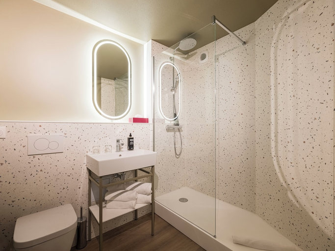 Bathroom 3, ibis Styles Annecy Le Vieux, Haute-Savoie