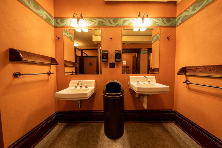 Bathroom 3, McMenamins Hotel Oregon, Yamhill