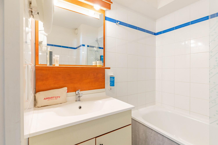 Bathroom 4, Appart'City Classic Clermont Ferrand Centre, Puy-de-Dôme