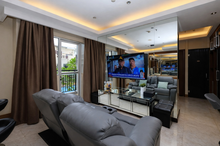 Living Room 2, Warm Combined 3BR at Maple Park Sunter Apartment By Travelio, Jakarta Utara