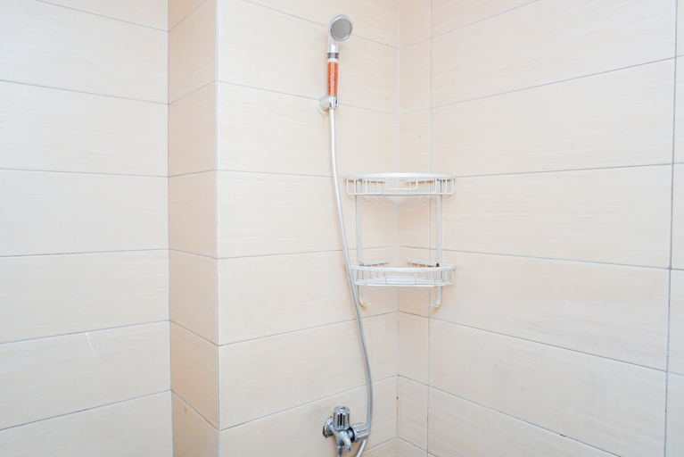 Bathroom 4, Well Appointed 3BR Apartment at M-Town Residence By Travelio, Tangerang