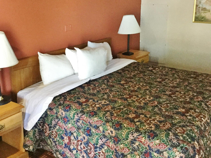 Bedroom 2, Americas Best Value Inn, Pitt