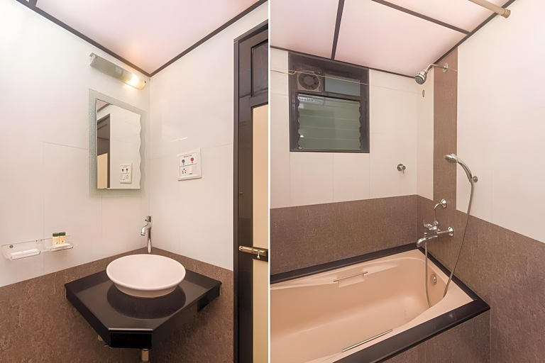 Bathroom 4, Hotel Solitaire , Thane