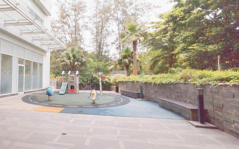 Swimming Pool 2, Warm Earth-Tone Studio at Apartment Grand Sungkono Lagoon By Travelio, Surabaya