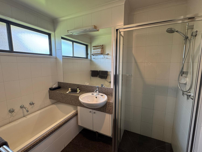 Bathroom 4, Barwon Valley Lodge, South Barwon - Inner