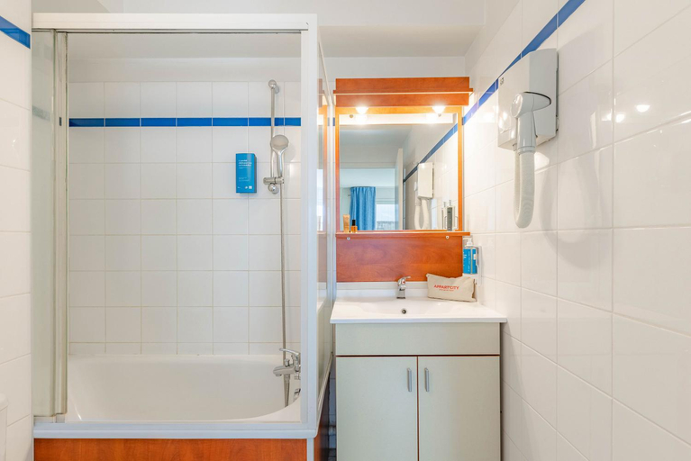Bathroom 4, Appart'City Classic Clermont Ferrand Centre, Puy-de-Dôme