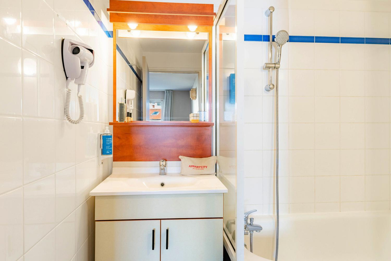Bathroom 4, Appart'City Classic Clermont Ferrand Centre, Puy-de-Dôme