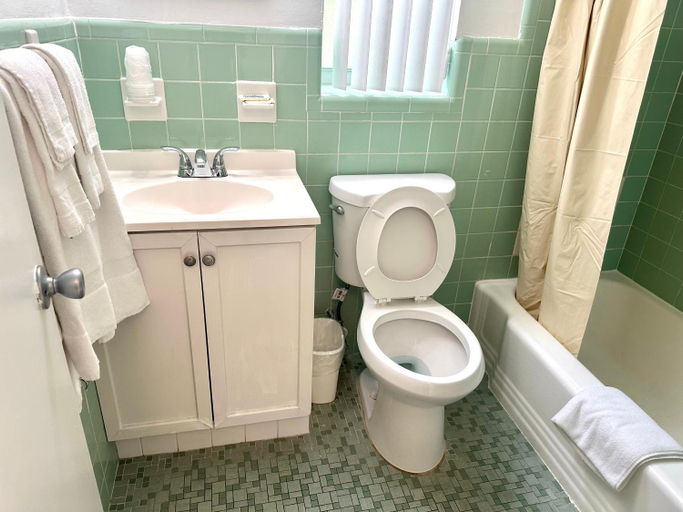 Bathroom 3, Summerland Suites, Broward