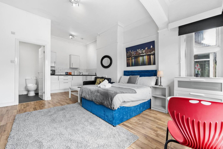 Room 5, Cosy Leeds Studio Ensuite Kitchenette Wifi Street Parking, Leeds
