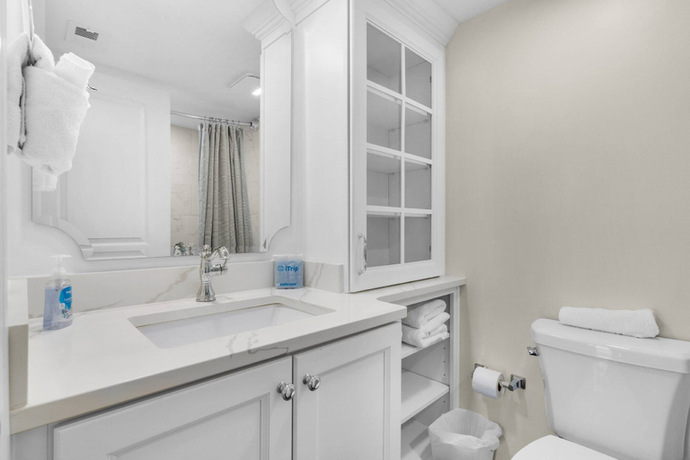 Bathroom 3, Commodore 906, Bay