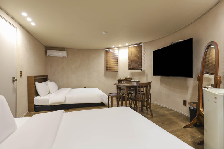 Bedroom 2, Cheonan Pine Hotel, Cheonan
