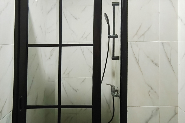 Bathroom 5, Chic and Homey 2BR at Apartment Vida View Makassar By Travelio, Makassar