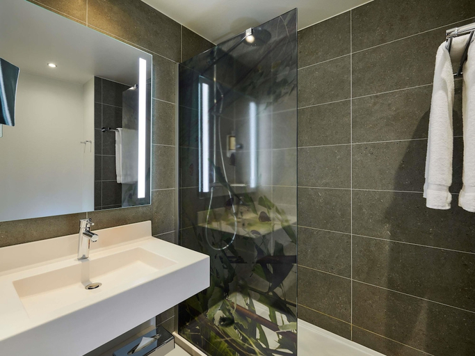 Bathroom 4, Hotel Mercure Paris La Défense, Hauts-de-Seine