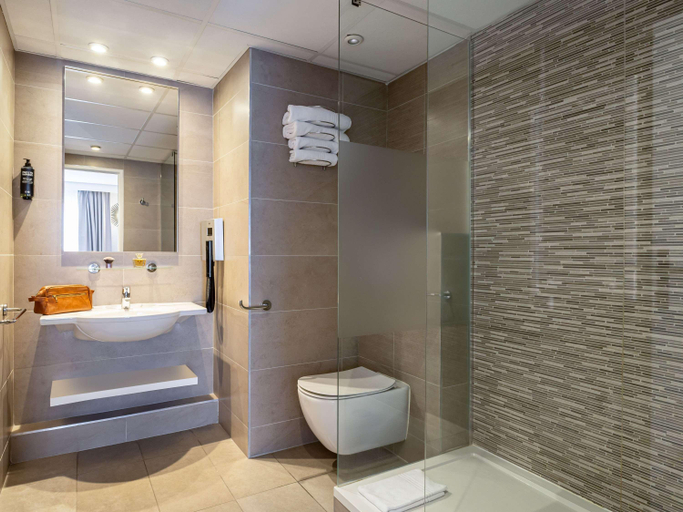Bathroom 5, ibis Styles Lille Villeneuve d'Ascq, Nord