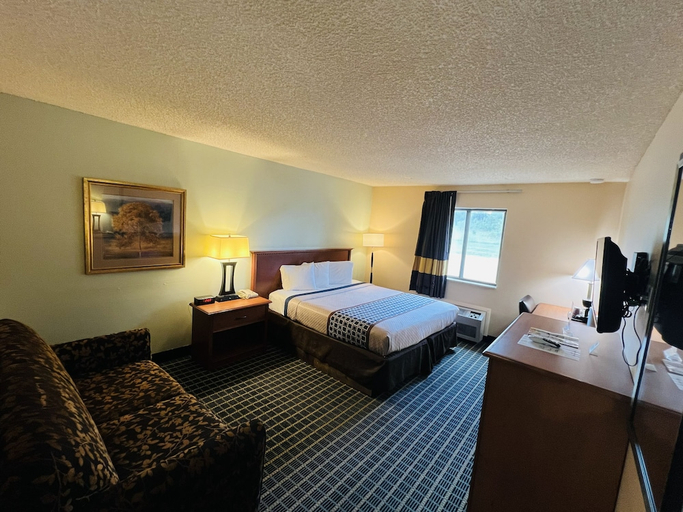 Bedroom 2, Hometown Inn & Suites, Washington