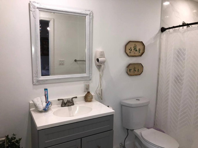 Bathroom 3, Comfy and Spacious Suite with Free Parking, Miami-Dade