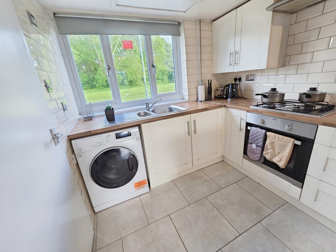 Others 5, A Charming 3-Bedroom Home in West Midlands, Walsall