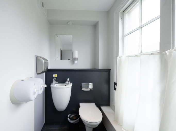 Bathroom 3, YHA Stratford-Upon-Avon Hostel, Warwickshire