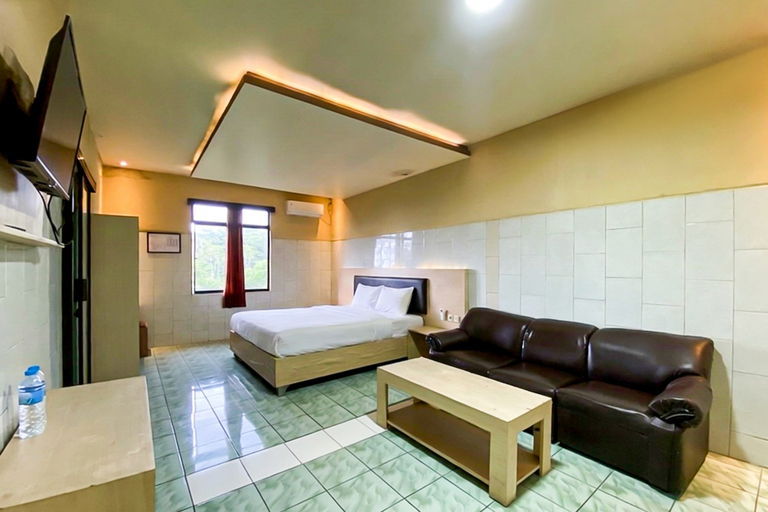 Bedroom 2, Hotel Prima Gaya RedPartner near Alun Alun Sukorejo Kendal, Kendal