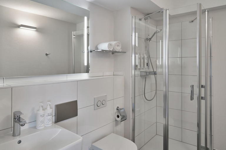 Bathroom, Four Points Flex by Sheraton Kiel, Kiel
