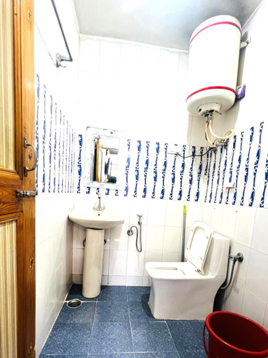 Bathroom 3, Hotel Chachoo Palace, Srinagar