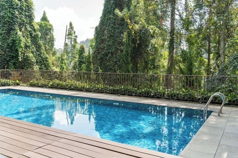 Sport & Beauty 4, Mentari Hill View 8 BR heated pool and movie room, Bandung
