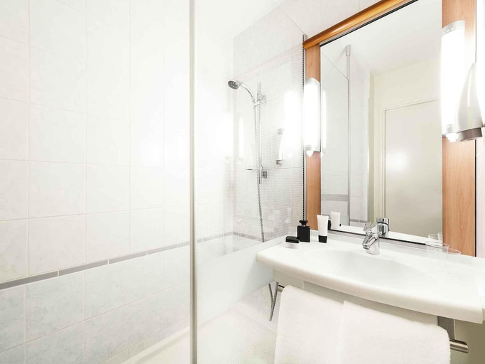 Bathroom, ibis Chatellerault, Vienne