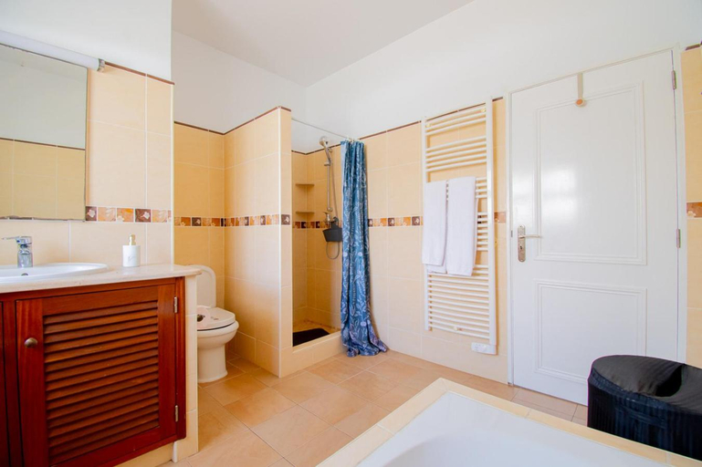 Bathroom 4, Montenegro Superbly Located Family Vila W, Lagoa